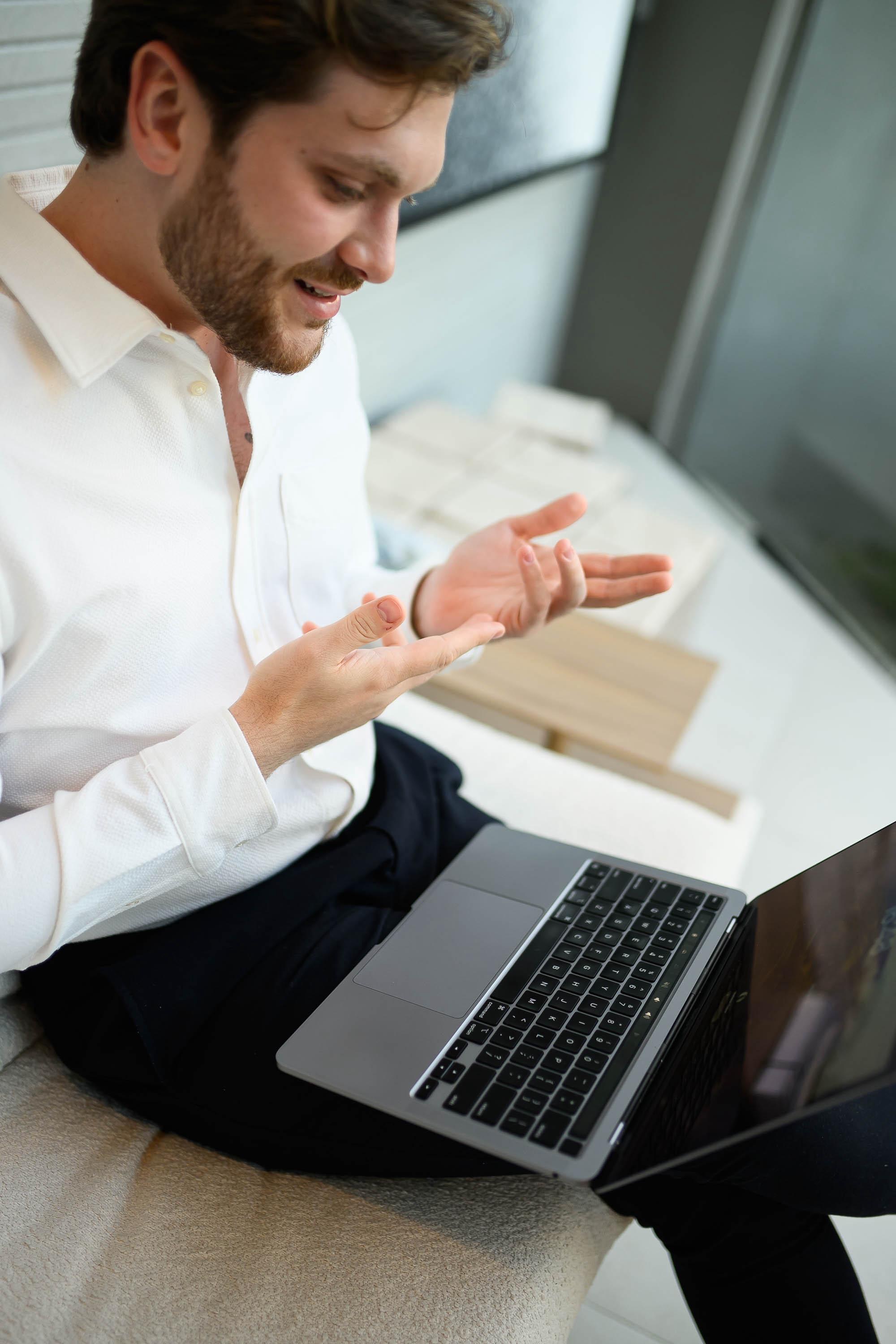 Dr. Tarik Rajab em atendimento online